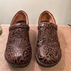 BOC Born Concept Peggy Brown Embossed Leather Clogs Size 8 NWOT